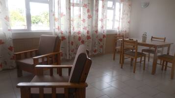 Apartment, 2 Bedrooms, Balcony, City View | Dining room