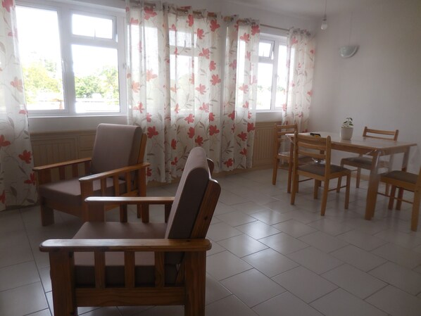 Apartment, 2 Bedrooms, Balcony, City View | Dining room