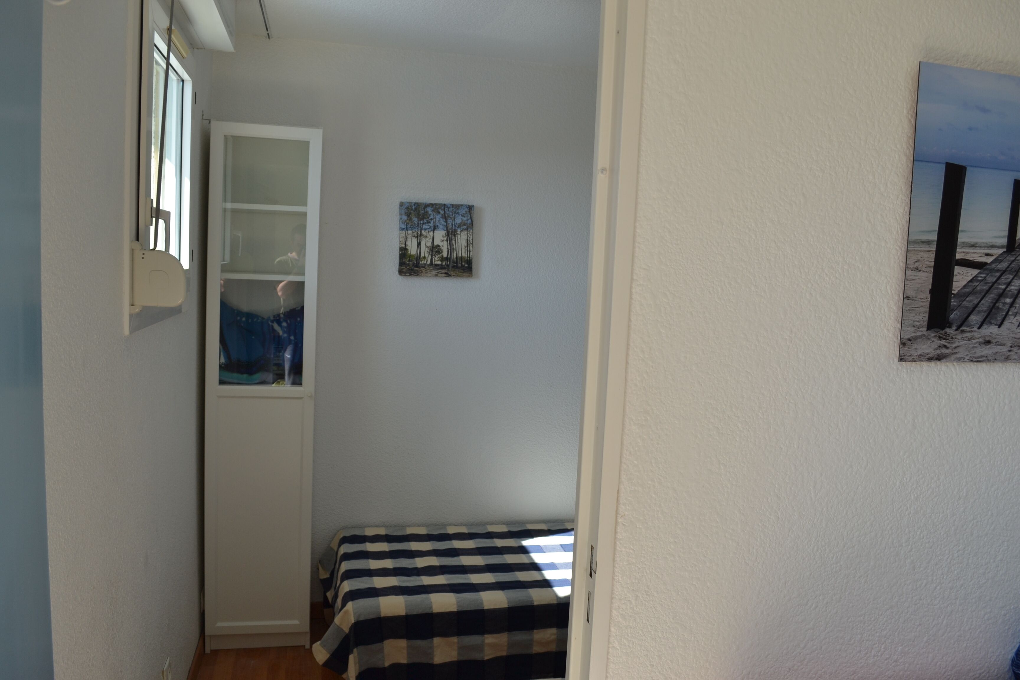 1 chambre, fer et planche à repasser, lit parapluie