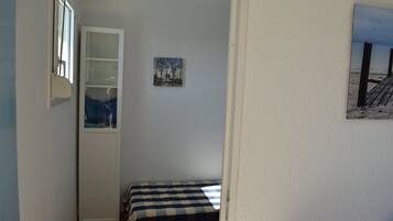 1 chambre, fer et planche Ă repasser, lit parapluie