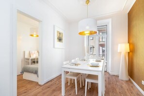 Dining - Spacious apartment perfect for families & friends in central location (Lisboa)