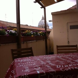 Outdoor dining - Sanpietro Vaticano Bambingesu Penthouse View Dome (Rome)