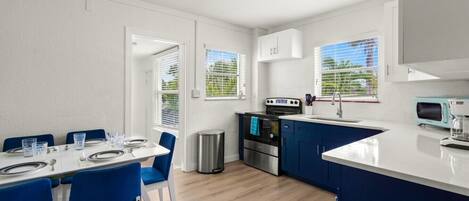 冷蔵庫、電子レンジ、オーブン、食器洗い機