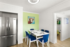 Dining - Everglades Villa • Sleeps 8 • Walk to Siesta Beach (Sarasota)