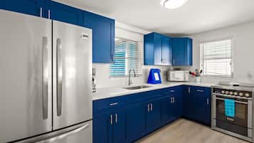 Refrigerador, microondas, horno y cafetera y tetera