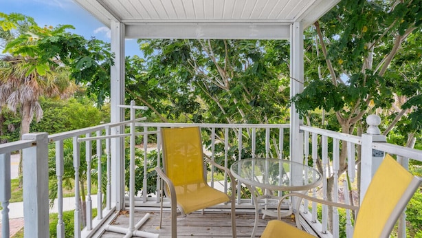 Property grounds - Key West Villa 3 min to #1 Beach • Pool • BBQ (Sarasota)