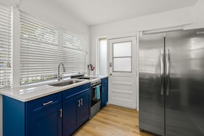 Kjøleskap, mikrobølgeovn, ovn og kaffetrakter/tekoker