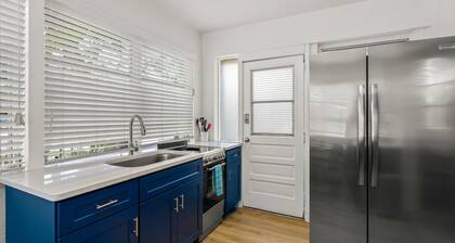 Walk to Siesta key beach | Private Dock | Patio | Pool