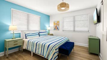 Escritorio, tabla de planchar con plancha, wifi y ropa de cama