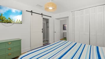 Escritorio, tabla de planchar con plancha, wifi y ropa de cama