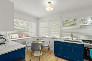 Réfrigérateur, four à micro-ondes, un four, cafetière-théière