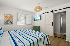 Desk, iron/ironing board, WiFi, bed sheets - Newly Renovated Beach-Side villa | Pool | Dock (Sarasota)