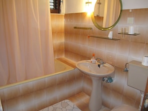 Apartment, 1 Bedroom, Smoking, Balcony | Bathroom