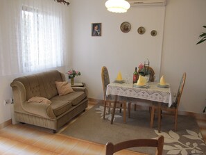 Apartment, 1 Bedroom, Smoking, Balcony | Dining