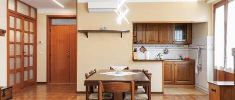 コンロ、コーヒー / ティーメーカー、電気ポット、ダイニングテーブル