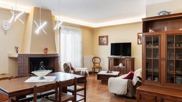 Apartment, 3 Bedrooms, Smoking, Balcony | Dining