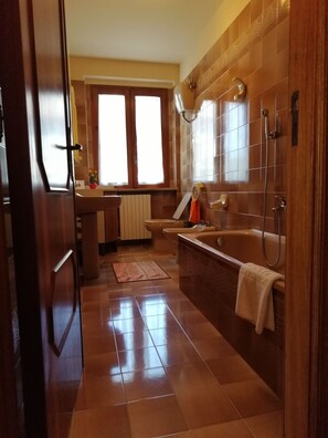 Apartment, 3 Bedrooms, Smoking, Balcony | Bathroom