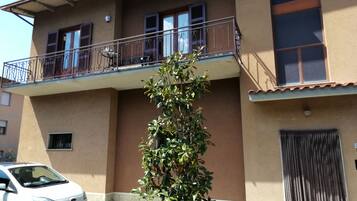 Apartment, 3 Bedrooms, Smoking, Balcony | Garden