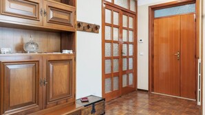 Un meuble en bois doté de tiroirs et d’étagères, une porte en verre avec des panneaux dépolis et une porte en bois avec une poignée.