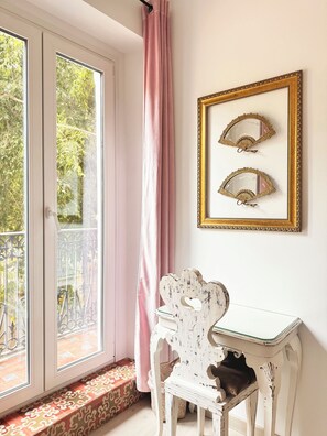 Superior appartement | Woonruimte | Een 32-inch plasmatelevisie met satellietzenders en televisie