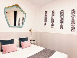 Premium bedding, down comforters, individually decorated - Palace House Hércules (Seville)