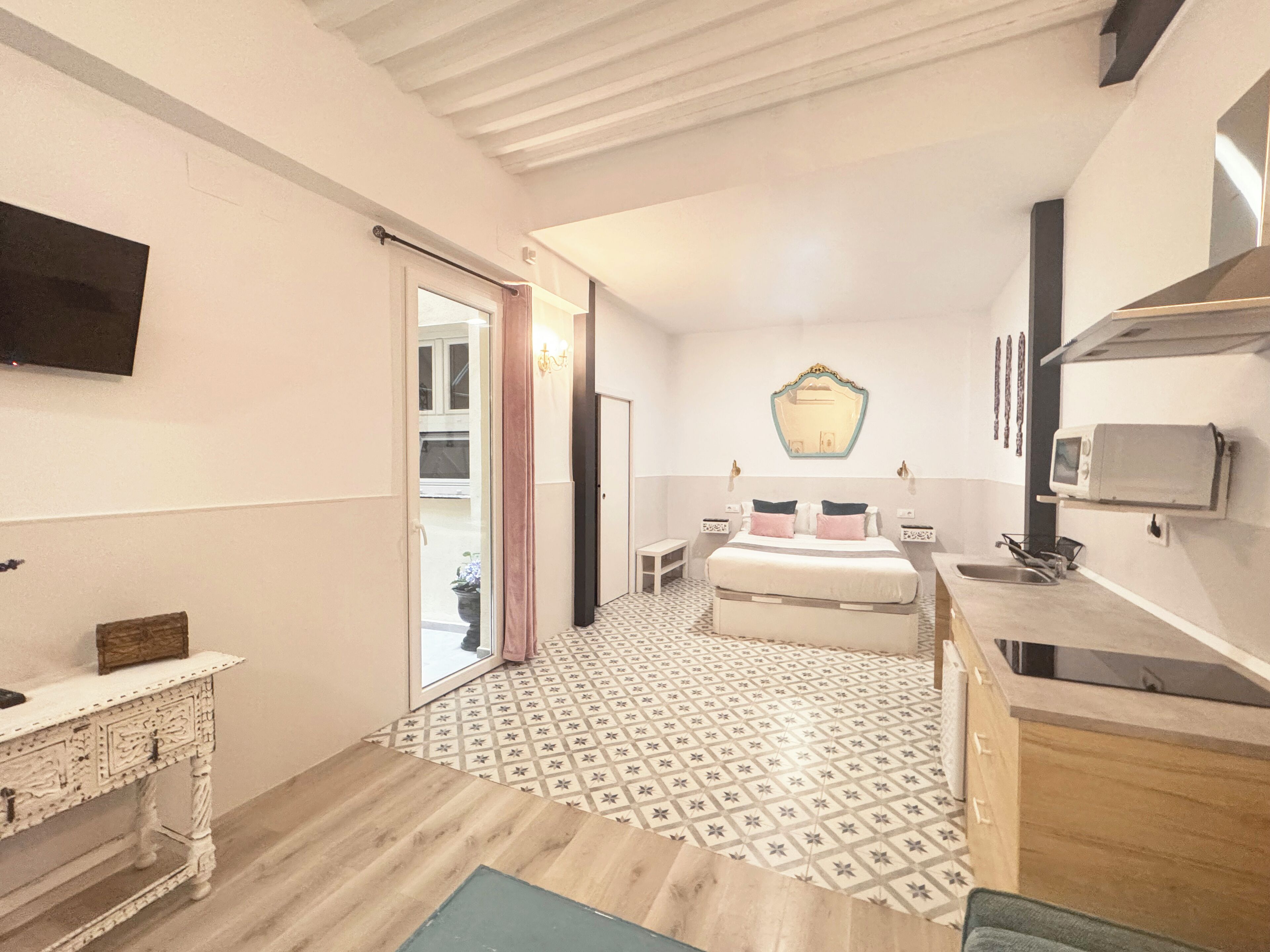 Classic-huoneisto | Ylelliset vuodevaatteet, untuvapeitot, yksilöllisesti sisustettu