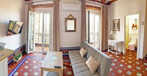 Deluxe appartement, 1 slaapkamer, uitzicht op de stad | Luxe beddengoed, donsdekens, individueel gedecoreerd