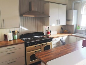 Een oven, een vaatwasser, een kinderstoel, een vriezer