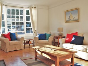 Fireplace - 5 bedroom accommodation in Cowes (Cowes)