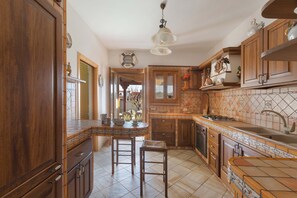 Appartamento Standard, 2 camere da letto, al piano terra | Cucina privata | Frigorifero con congelatore, forno, pentole/stoviglie/utensili