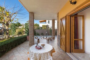 Standard-Apartment, 2 Schlafzimmer, Erdgeschoss | Terrasse/Patio