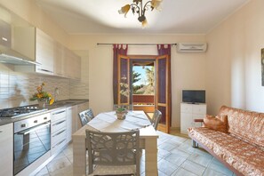 Appartamento Standard, 2 camere da letto (Primo Piano) | Angolo cottura privato | Frigorifero con congelatore, forno, pentole/stoviglie/utensili