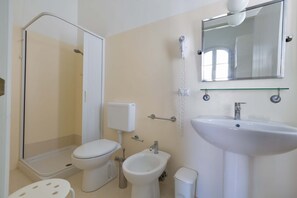 Comfort-Studio (Mono Primo Piano) | Badezimmer | Dusche, Toilettenpapier