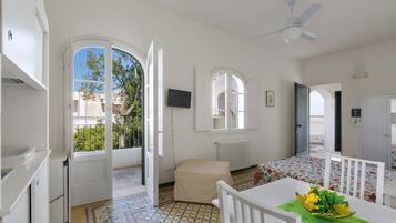 Comfort Studio (Mono Primo Piano) | Living area | Flat-screen TV