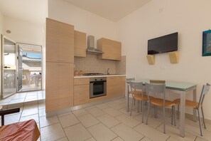 Standard-Apartment, 1 Schlafzimmer (Bilo) | Eigene Kochnische | Großer Kühlschrank, Herdplatte, Kochgeschirr/Geschirr/Besteck
