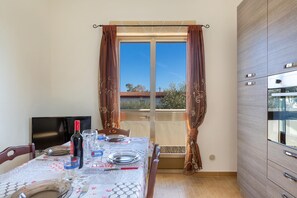 Appartamento Standard, 2 camere da letto (Orazio) | Cucina privata | Frigorifero con congelatore, microonde, piano cottura