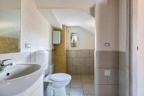 Studio Standard (Blu) | Salle de bain | Douche