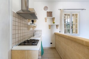 Monolocale Standard (Verde) | Angolo cottura privato | Frigorifero con congelatore, microonde, piano cottura