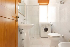 Basic House, 2 Bedrooms | Bathroom | Shower, hair dryer - Villetta Amilcare (Lecce)