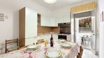 Apartamento standard, 2 quartos | Cozinha privada | Geladeira grande, fogão, cooktop, talheres/pratos/utensílios de cozinha