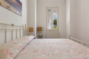 2 habitaciones, tabla de planchar con plancha y cuna de viaje 
