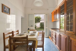 Basic-Apartment, 2 Schlafzimmer | Eigene Küche | Großer Kühlschrank, Ofen, Herdplatte, Kochgeschirr/Geschirr/Besteck