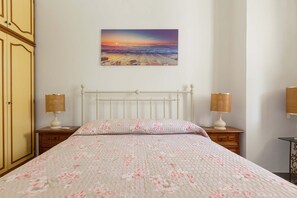 Apartamento básico, 2 quartos | 2 quartos, ferros/tábuas de passar roupa, berço de viagem, roupa de cama