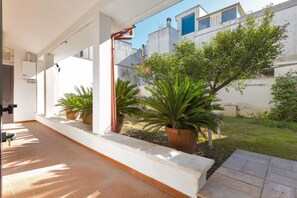 Apartamento básico, 2 quartos | Terraço/pátio