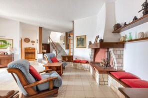 Basic-Haus, 5 Schlafzimmer | Wohnbereich | Fernseher