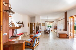 Basic-Haus, 5 Schlafzimmer | Wohnbereich | Fernseher