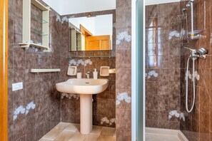 Casa Basic, 5 camere da letto | Bagno | Doccia