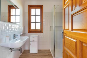 Basic House, 5 Bedrooms | Bathroom | Shower - Villa Alice (Porto Cesareo)