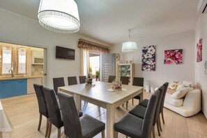 Ferienhaus, 2 Schlafzimmer (Prestige) | Essbereich im Zimmer