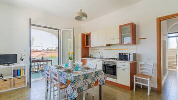 Full-sized fridge, microwave, oven, stovetop